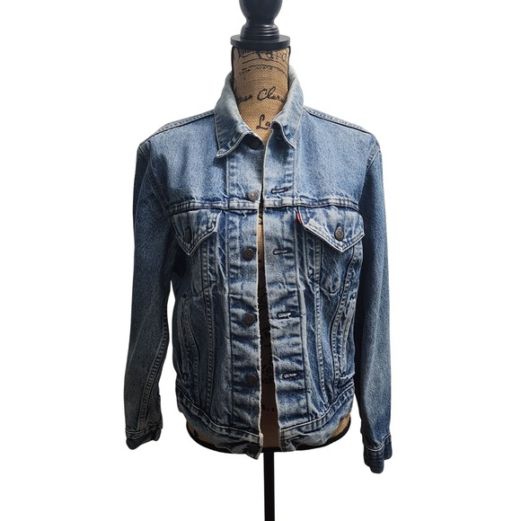 Vtg Levi's Denim Trucker Jacket Classic Fit Light‎ Wash Jean 40 Made in USA - Picture 1 of 7